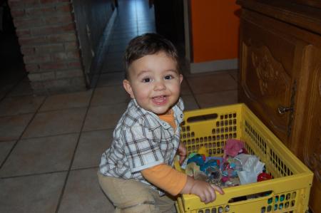 Et Le Voila Qu'il Fouille Chez les Amis..