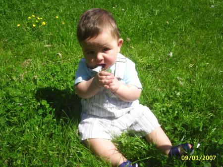 Riyade Qui Essaie De Manger De L'Herbe lol