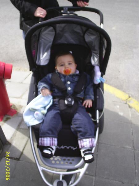 Sa Premiere Fois Dans Sa Poussette.